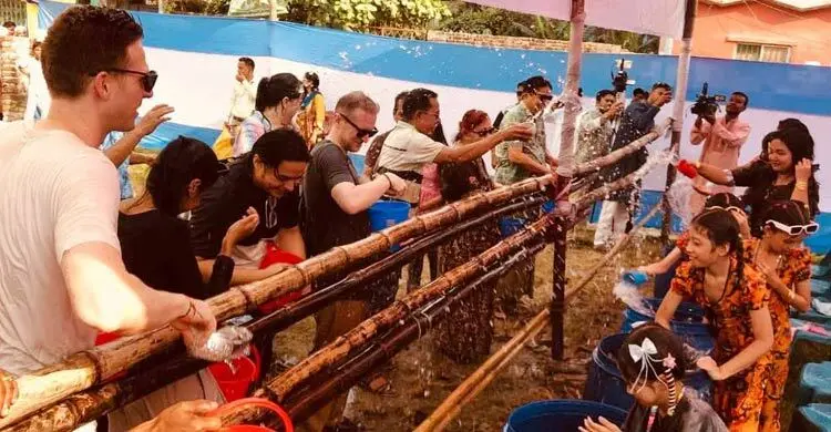 জলকেলিতে মাতোয়ারা পর্যটন নগরী কক্সবাজার