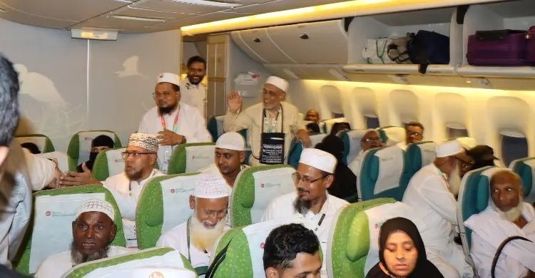 চট্টগ্রাম থেকে হজের প্রথম ফ্লাইটে সৌদি গেলেন ৩৭১ যাত্রী