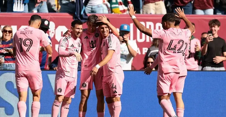 জোড়া গোল করে কোচের অভিষেক রাঙালেন মেসি