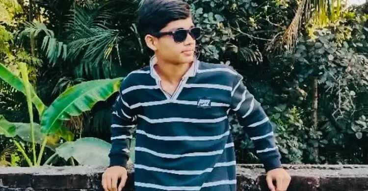 লোহাগাড়ায় মাইক্রোবাস ও কাভার্ডভ্যানের মুখোমুখি সংঘর্ষে স্কুলছাত্র নিহত, আহত ৪