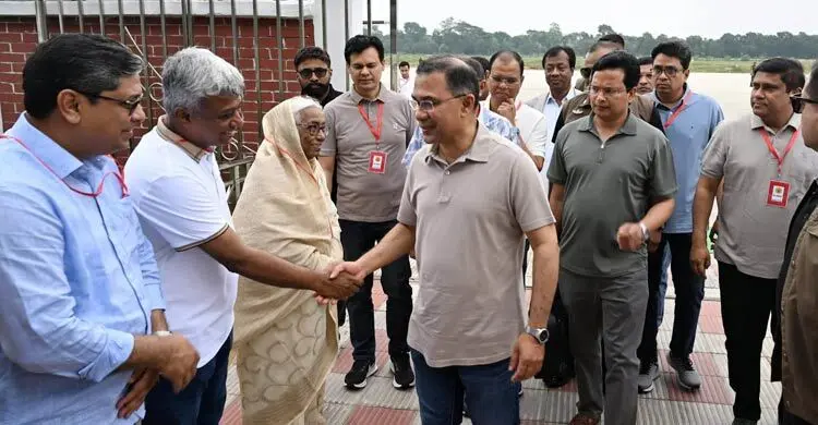 যশোরে পৌঁছে খাল খননে শার্শার পথে প্রধানমন্ত্রী