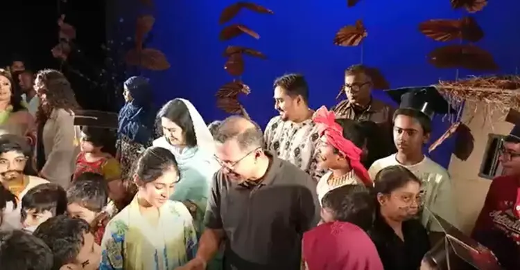 শিশুতোষ নাটক ‘কবি চিতাবাঘ’ দেখতে বেইলি রোডে প্রধানমন্ত্রী