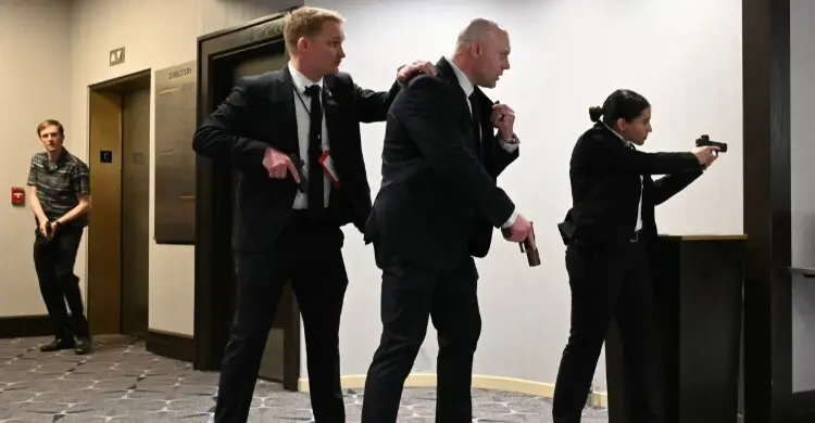 ট্রাম্পের অনুষ্ঠানস্থলের বাইরে গুলি, হামলাকারী আটক