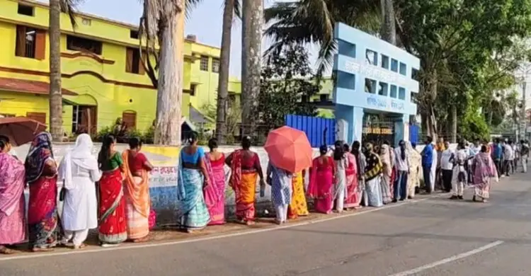 পশ্চিমবঙ্গে টানটান উত্তেজনার মধ্যে দ্বিতীয় দফার ভোটগ্রহণ শুরু