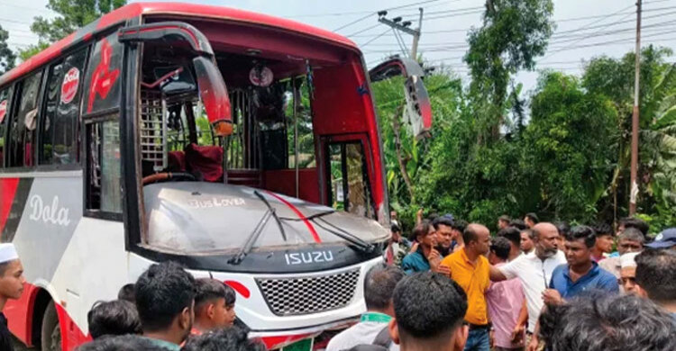 গোপালগঞ্জে বাসের সঙ্গে মোটরসাইকেলের সংঘর্ষে নিহত ৫