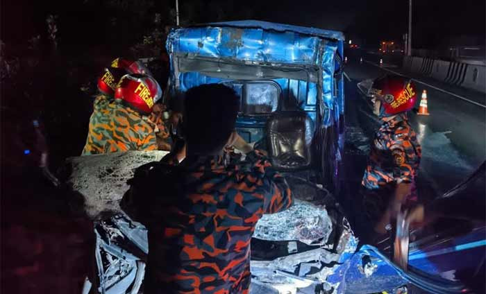 ফরিদপুরের ভাঙ্গায় এক্সপ্রেসওয়েতে দাঁড়িয়ে থাকা কাভার্ডভ্যানকে পিকআপভ্যানের ধাক্কা, নিহত ২