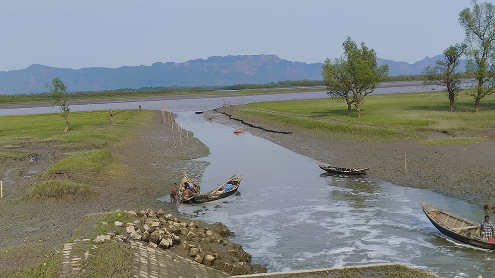 নাফ নদী থেকে ৭ জেলে ধরে নিয়ে গেছে আরাকান আর্মি