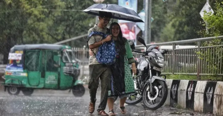 ঢাকায় মুষলধারে বৃষ্টি, রাস্তায় জমেছে পানি
