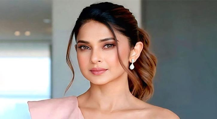বিয়ের পিঁড়িতে বসছেন জেনিফার