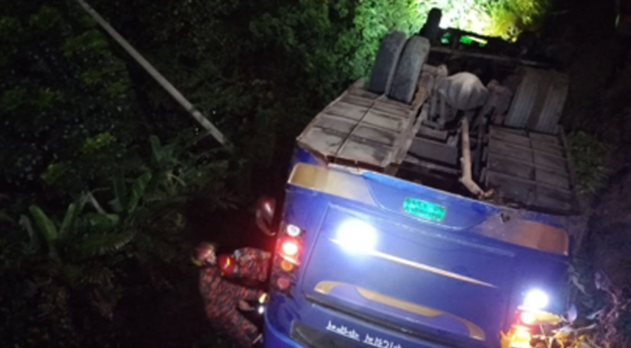 ঢাকা-বরিশাল মহাসড়কে বাস খাদে পড়ে আহত ১০