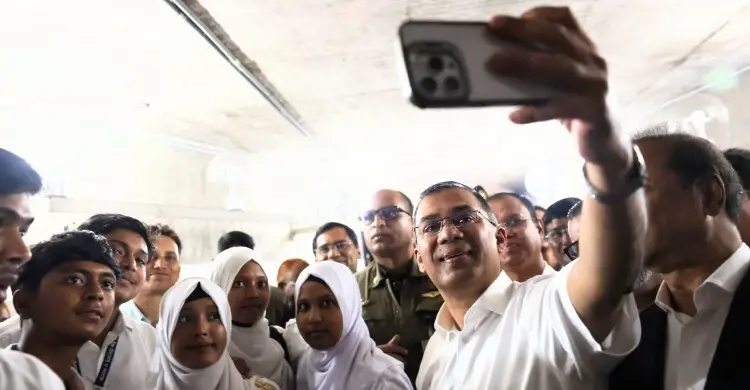 প্রধানমন্ত্রীর সঙ্গে সেলফি তুলে উচ্ছ্বসিত শিক্ষার্থীরা