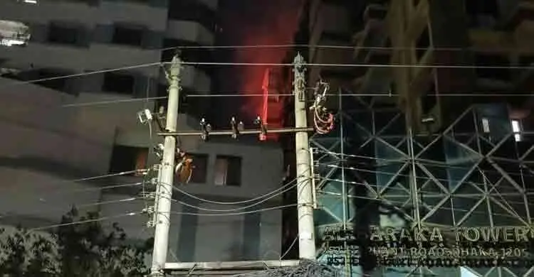 ঢাকার কাঁটাবনে বহুতল আবাসিক ভবনে আগুন