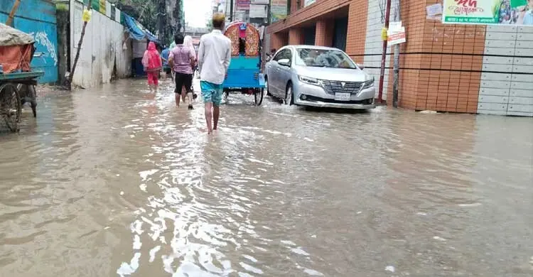 টানা বৃষ্টিতে ঢাকায় জলাবদ্ধতা, ভোগান্তিতে কর্মজীবীরা
