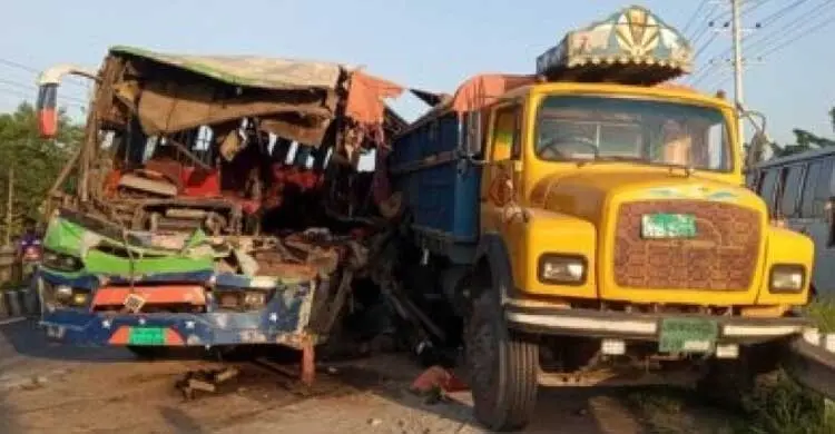 টাঙ্গাইলে বাস-ট্রাকের সংঘর্ষে নিহত ৩
