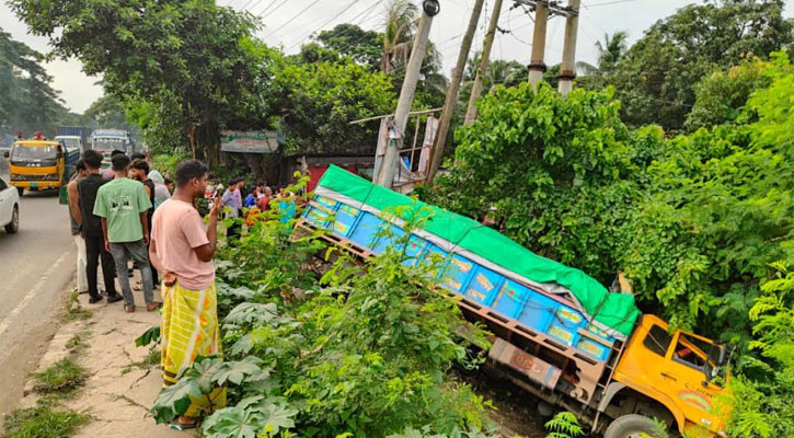 ঢাকা-চট্টগ্রাম মহাসড়কে সড়ক দুর্ঘটনায় নিহত ১