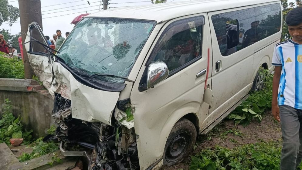 নীলফামারীর কিশোরগঞ্জে কনে নিয়ে ফেরার পথে মাইক্রোবাস খাদে, শিশুসহ নিহত ২