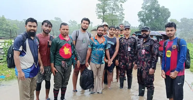 বান্দরবানে বন্যার্তদের পাশে বিজিবি, শতাধিক পর্যটককে নিরাপদে উদ্ধার
