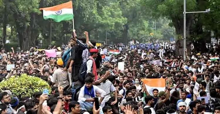 দিল্লিতে জনসমুদ্রে পরিণত হয়েছে ককরোচ পার্টির ‘লং মার্চ টু পার্লামেন্ট’
