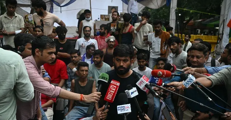 মোদী সরকারের বিরুদ্ধে আন্দোলন চলবে, মাঠ ছাড়বে না তরুণরা
