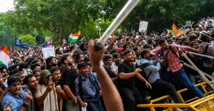 ভারতজুড়ে বিক্ষোভের হুমকি শিক্ষামন্ত্রীকে না সরালে পরের দাবি প্রধানমন্ত্রীর পদত্যাগ
