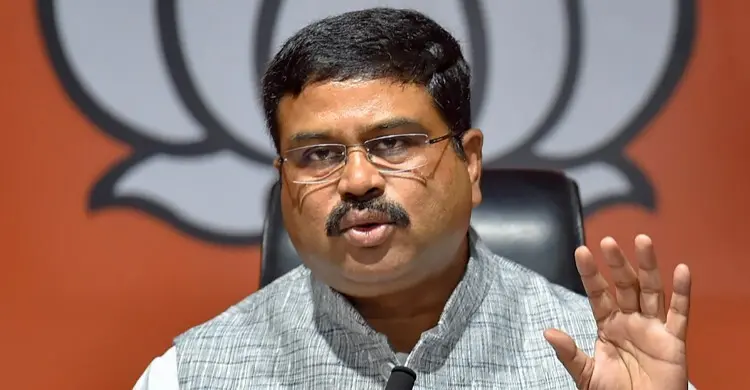 আন্দোলনের মুখে পদত্যাগ করছেন ভারতের শিক্ষামন্ত্রী?