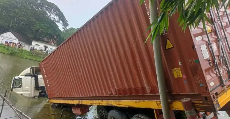 কুমিল্লায় কাভার্ডভ্যানের ধাক্কায় সিএনজি চালকসহ নিহত ২