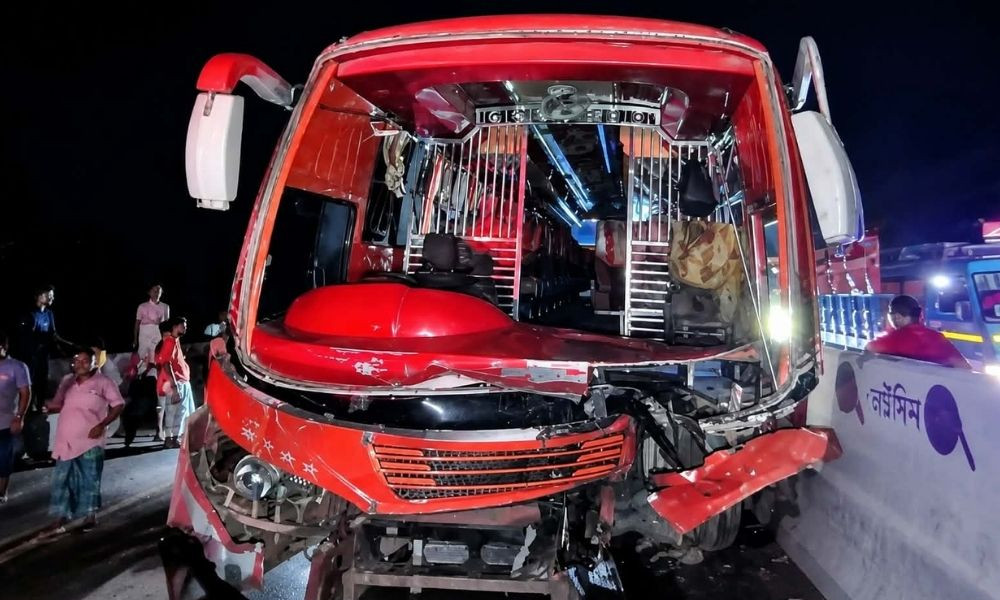 বগুড়ায় দাঁড়িয়ে থাকা ট্রাকে বাসের ধাক্কা, নিহত ২