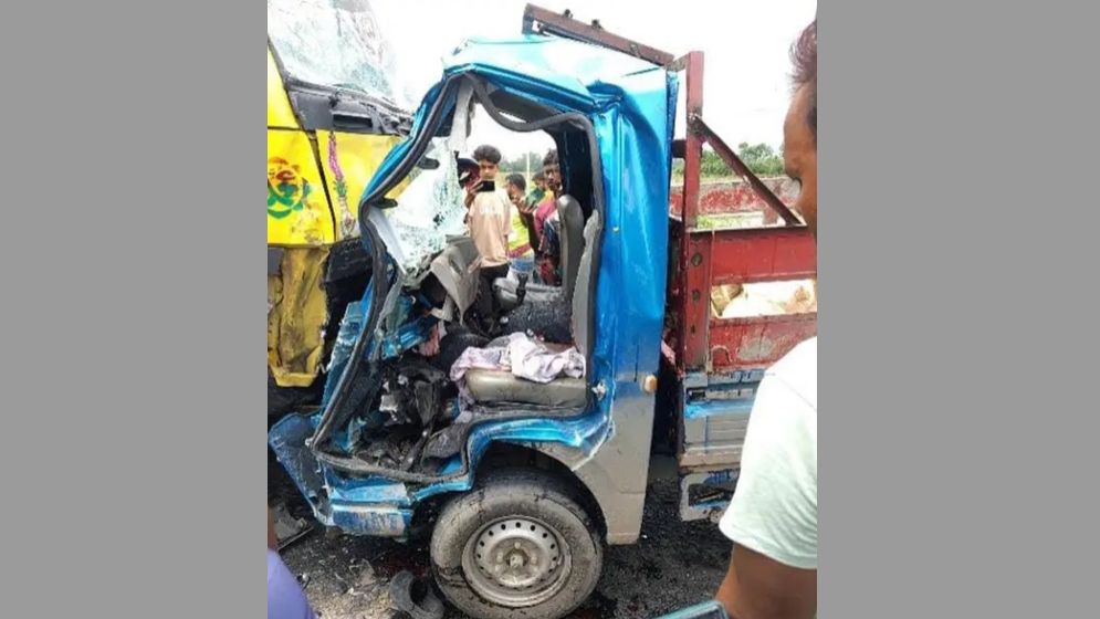 বগুড়ায় দুই ট্রাকের মুখোমুখি সংঘর্ষে নিহত ৪