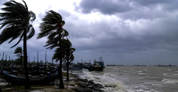 বঙ্গোপসাগরে লঘুচাপ, চার সমুদ্রবন্দরে ৩ নম্বর সতর্কসংকেত