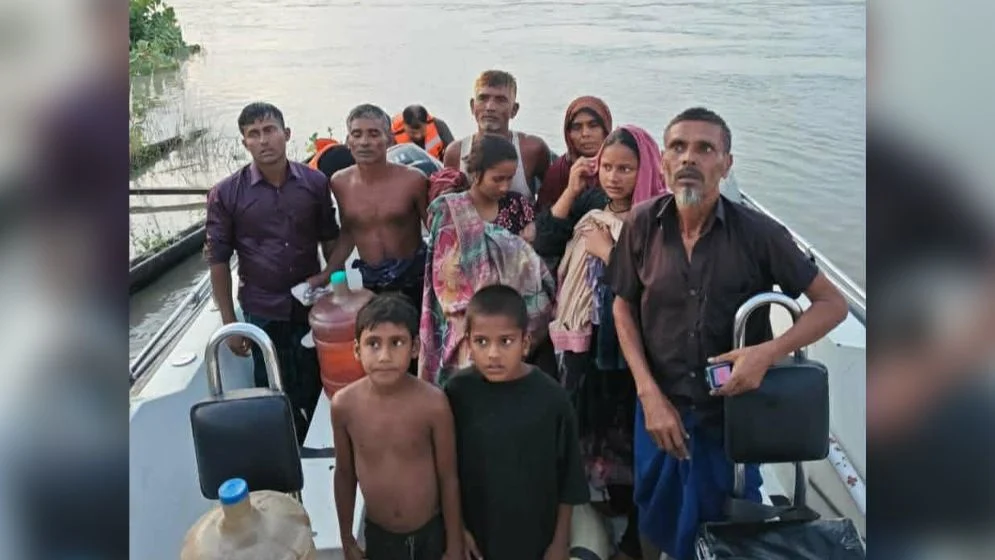 চাঁপাইনবাবগঞ্জে পদ্মায় নৌকাডুবি, ১০ জনকে উদ্ধার করেছে বিএসএফ