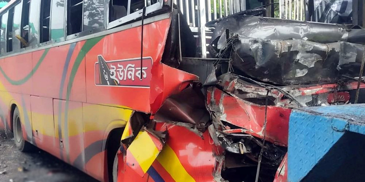 ফেনীতে কাভার্ড ভ্যানের পেছনে বাসের ধাক্কা, নিহত ৩