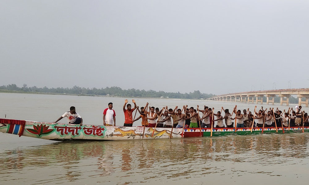 ধরলায় ছুটছে বাইচের নৌকা, দুই পারে উৎসব