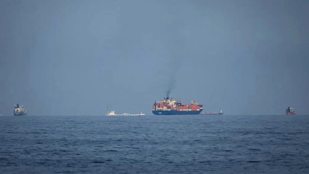 মার্কিন পাহারায় হরমুজ পেরোল ৪০ তেলবাহী জাহাজ