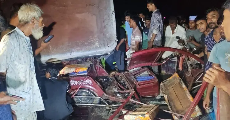 জামালপুরে বাস উল্টে ইজিবাইকে চাপা: নিহত বেড়ে ৪